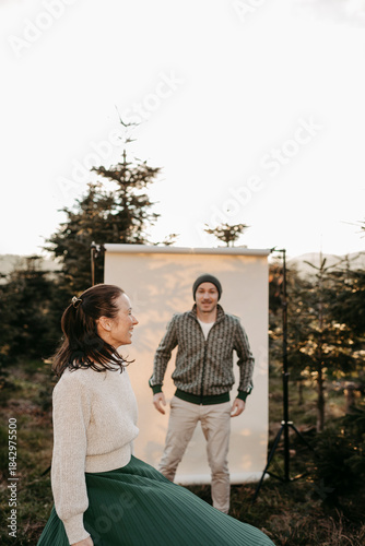 Paar vor einem beigen Studiohintergrund in freier Natur