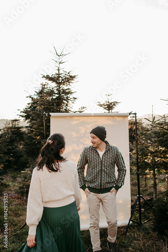 Paar vor einem beigen Studiohintergrund in freier Natur