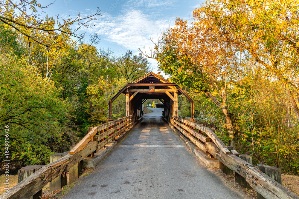 Obraz premium Harrisburg covered bridge in Tennessee During Sunrise
