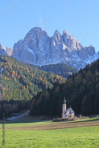 Foto la chiesetta di San Giovanni in Ranui e il Sass Rigais; Val di Funes, Alto Adige