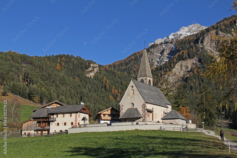 Obraz premium la chiesa e la frazione di Santa Maddalena in Val di Funes; Alto Adige