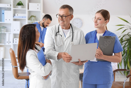 Team of doctors working wit...