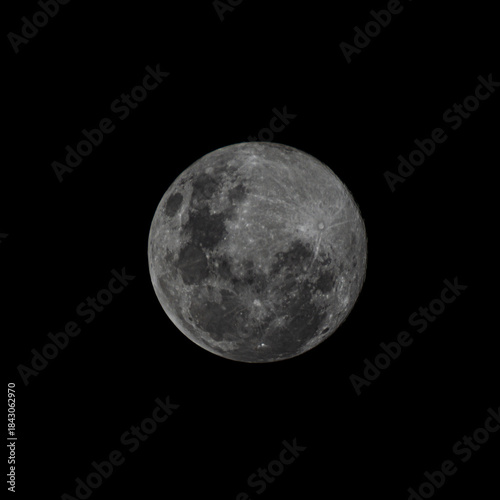 Fotografía A high-resolution, detailed view of the full moon against the blackness of space, showcasing craters and lunar maria