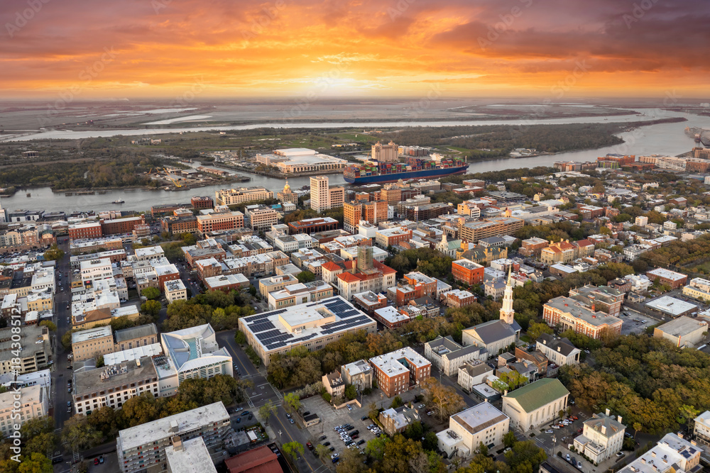 Fototapeta premium Savannah, Georgia. Urban landscape of old historical city. USA cityscape at sunset