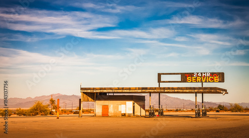 Fotografie Abandoned Desert Gas Station on an Empty Road