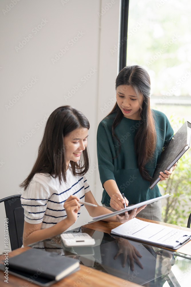 Obraz premium Asian Business woman Meeting Design Ideas professional investor working new start up project. businesswoman working together meeting concept