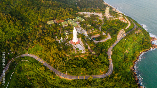 Fotografía aerial top down Da Nang, Vietnam Lady Buddha statue towering over Linh Ung Pagod