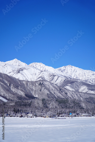 雪景色の白馬村と北アルプス
