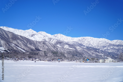 雪景色の白馬村と北アルプス