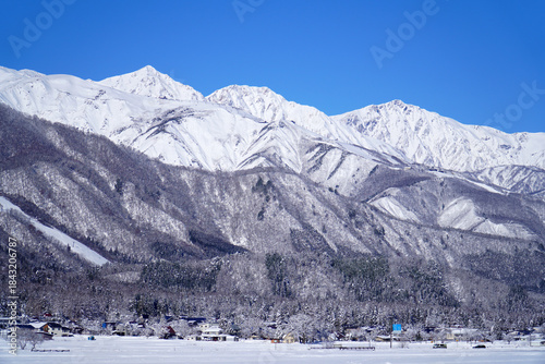 雪景色の白馬村と北アルプス