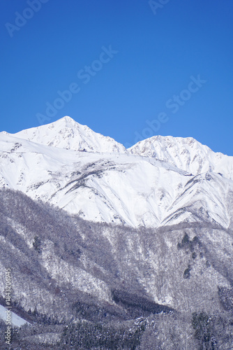 雪景色の白馬村と北アルプス