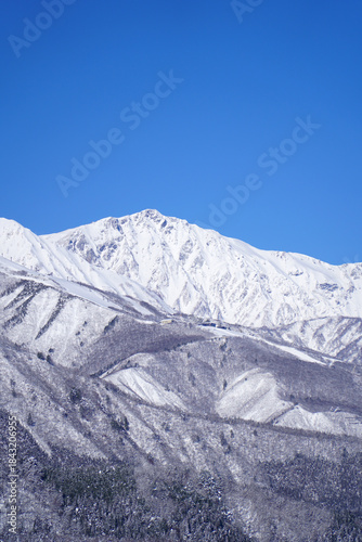 雪景色の白馬村と北アルプス