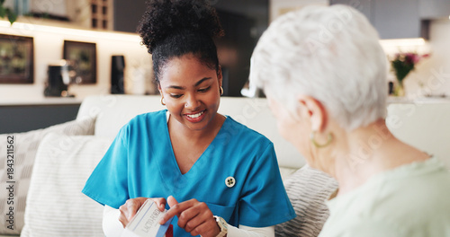 Schilderij op canvas Caregiver, smile and medicine with senior woman for prescription, instructions and dosage