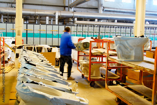 Workers are working in the ceramic bathroom production workshop.