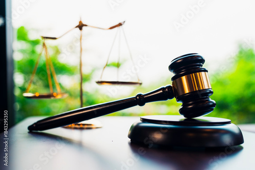 Foto Judge gavel with justice scales on desk symbolizes law, fairness, and legal authority