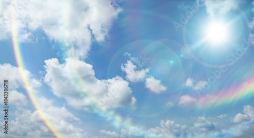 Schilderij op canvas 夏の晴天、青空に流れる積乱雲ふわふわの入道雲とギラギラ輝く太陽とレンズフレアとゴーストの背景壁紙　夏・夏休み・行楽・バカンス・アウトドア・キャンプ・天気・台風一