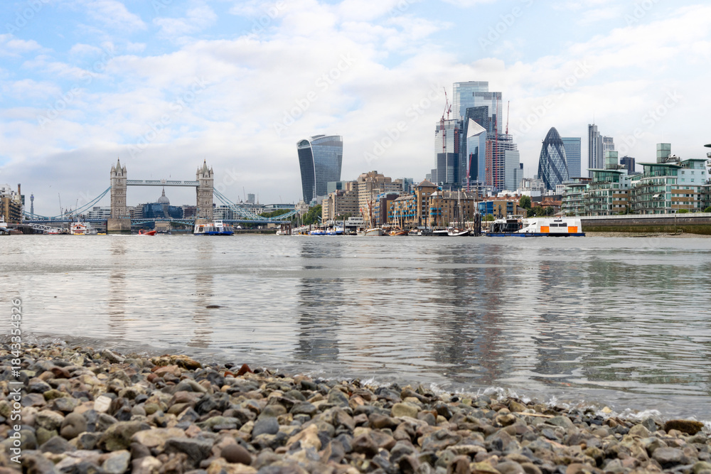 Ταπετσαρία Tower Bridge and London skyline viewed from the River Thames foreshore