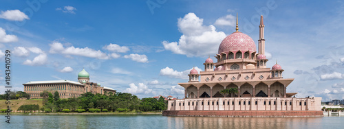 Foto Pink Putra Mosque and Perdana Putra building across Putrajaya Lake, Putrajaya, Malaysia