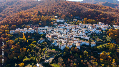 vista del municipio de Pujerra en la estación del otoño en el valle del Genal, Andalucía	