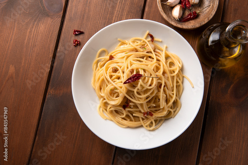 Tableau sur toile Spaghetti con aglio, olio e peperoncino, tipica ricetta semplice di pasta italia