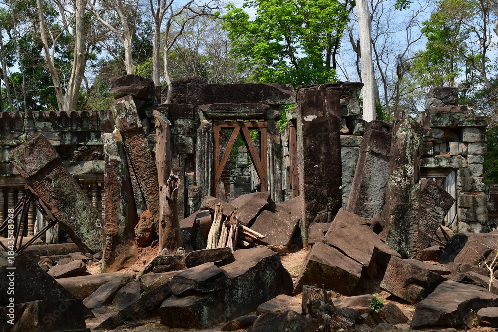 Naklejka premium カンボジア シェムリアップ遺跡群 コー・ケー