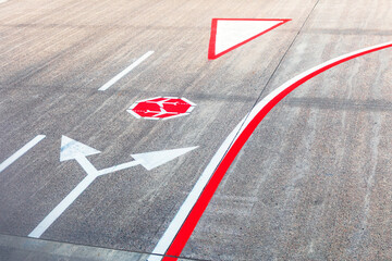Fotobehang Voertuigen Markeringen op tarmac van luchthaven  © Leilani