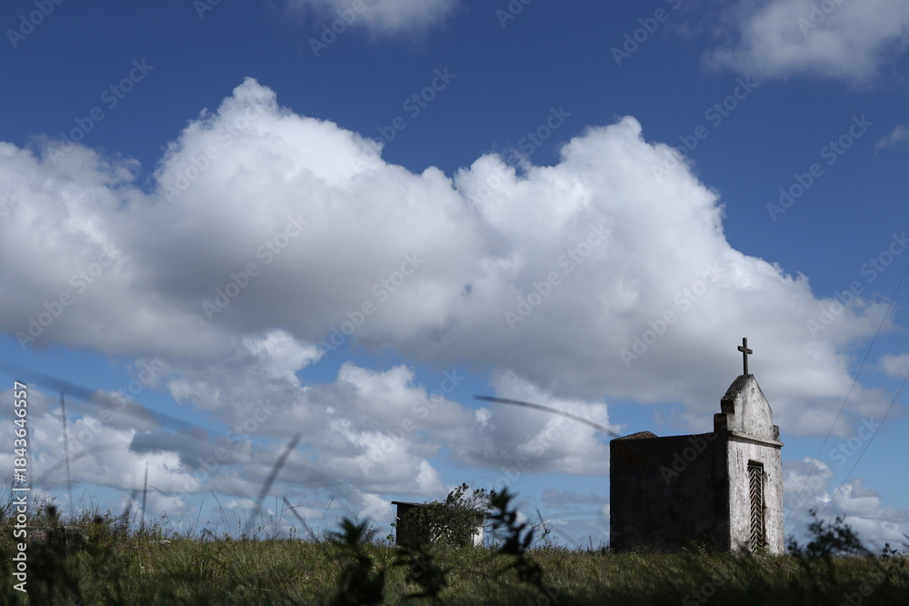 Fototapeta premium mausoléu no topo da serra de Itabaiana