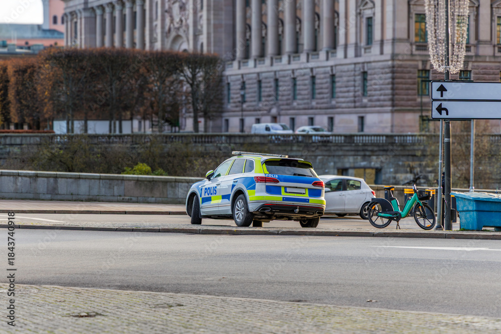 Obraz premium Swedish Police Car and Scooter near Parliament Building