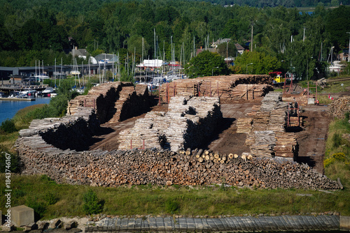 Ein riesiges Holzlager im Freien, mit Baumstämmen verschiedener Baumarten, in der Nähe von Riga in Lettland