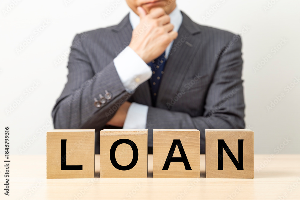 Obraz premium 「LOAN」と書かれたブロックとビジネスマン