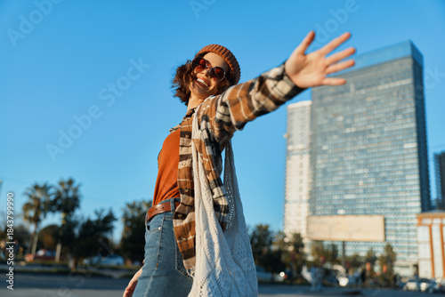 Fotografía Woman smile urban sunlight walking joy, carefree portrait of a stylish city dweller with authenticity and candid lifestyle vibe, golden hour glow, mindful living and emotional storytelling