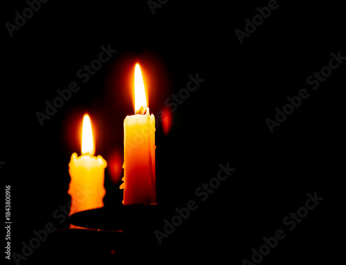 Brennende Weihanchtskerzen mit leuchtender Flamme