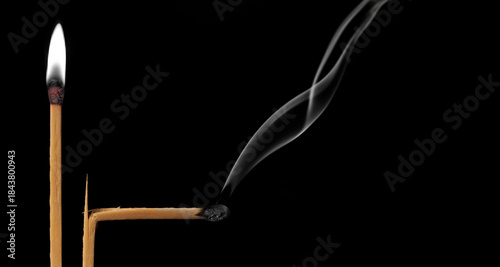 Abgeknicktes streichholz und intaktes Streichholz