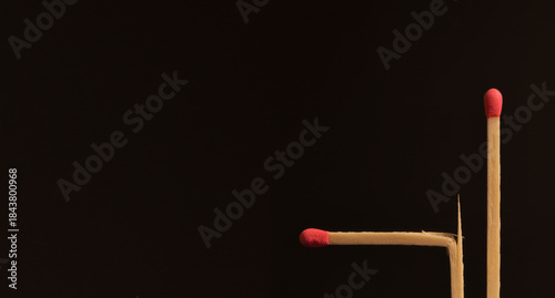 Abgeknicktes streichholz und intaktes Streichholz