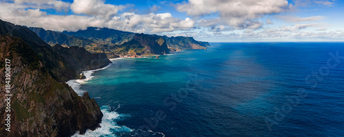 Foto Daylight view of Madeira north coast cliffs by Ponta de Sao Lourenco, turquoise shallows to deep blue, small coves, surf lines, wide angle composition and clear air