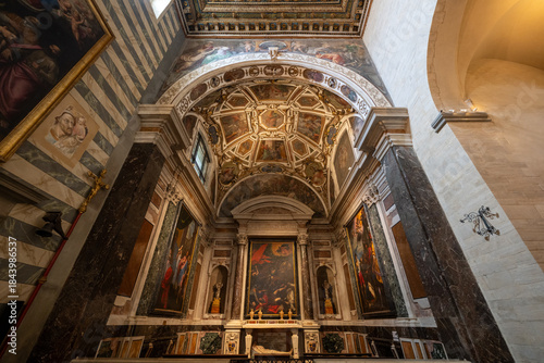 Fényképezés High altar and painted apse of Volterra Cathedral - Volterra, Italy