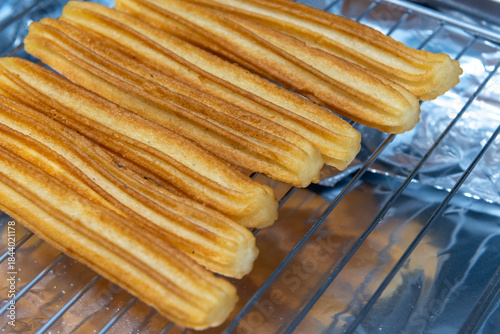 Churros crujientes recién hechos, Fresh crispy churros, Frisch gebackene knusprige Churros, 揚げたてのサクサクチュロス, Churros croustillants fraîchement préparés, Churros crocantes recém-feitos, 新鲜酥脆的油条