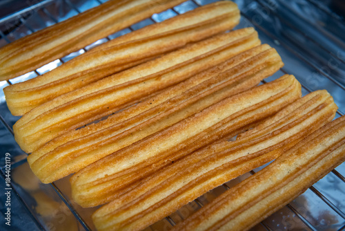 Churros crujientes recién hechos, Fresh crispy churros, Frisch gebackene knusprige Churros, 揚げたてのサクサクチュロス, Churros croustillants fraîchement préparés, Churros crocantes recém-feitos, 新鲜酥脆的油条