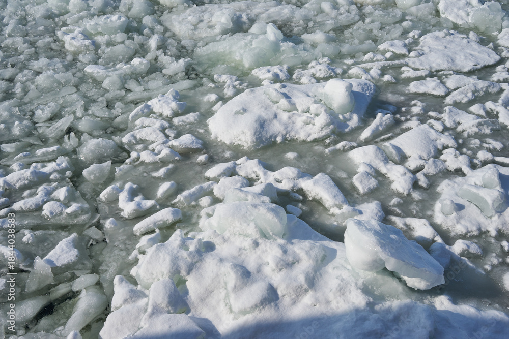 Fototapeta premium 北海道 船上から見た網走港の流氷