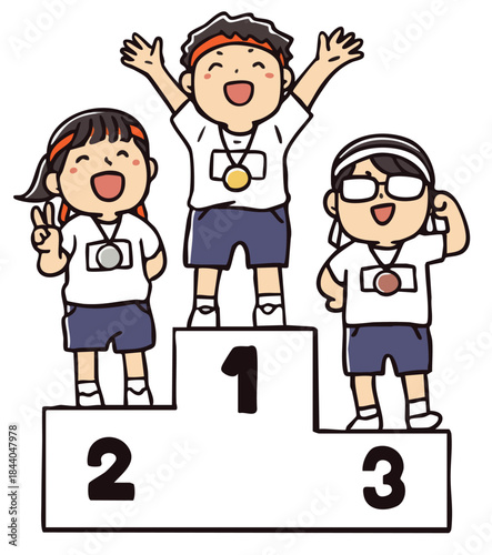 運動会の表彰台に立つ子供たち_カラー