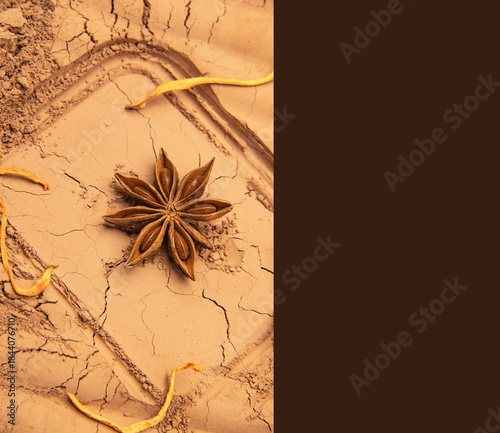 The patterns formed by clay, sand, and soil are embellished with spices and octagonal props. The layout is simple, with Middle Eastern and American Western styles, relatively simple. The design includ