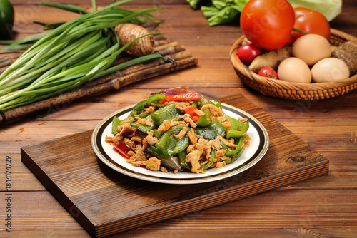 Foto Shredded Pork and Green Peppers Stir-Fry with Fresh Ingredients