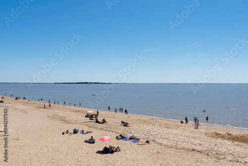 Take a nap, stroll or swim on the large sandy West beach on the Fouras-les-Bains peninsula in Charente-Maritime, facing the estuary and the Atlantic Ocean