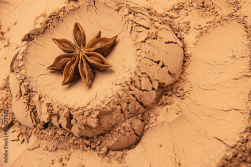 The pattern formed by clay, sand, and soil, with octagonal spices added, resembles a flower. The layout is simple, with Middle Eastern style and American Western style, relatively simple. The design i
