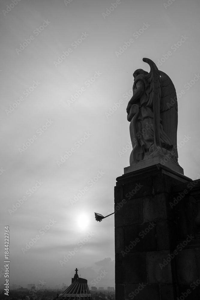 Fototapeta premium Ángel viendo sol a la distancia