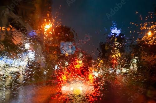 雨で滲む夜景