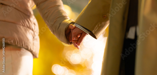 手を繋ぐ男女　イルミネーション