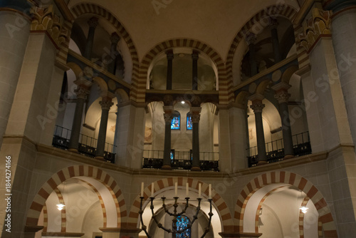 Teilansicht der Münsterkirche in Essen von innen