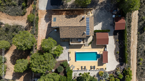 Foto Aerial view of secluded countryside villa with private pool and solar panels sur
