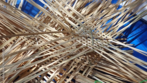 Foto Hands weaving natural materials